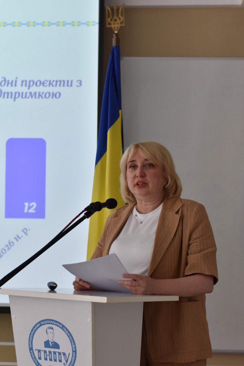 Ірина Задорожна виступає на травневому засіданні вченої ради.jpg